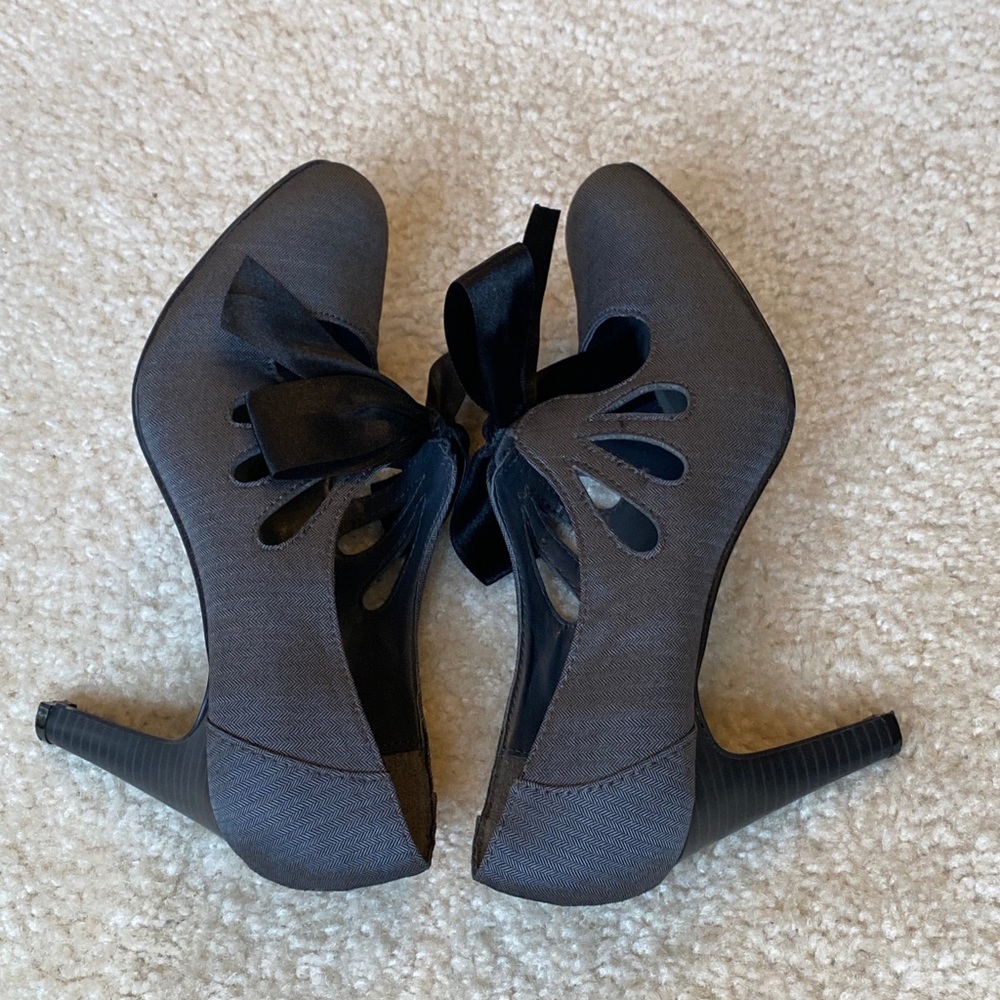 Ann Marino grey Lido bow tie shoes. - Picture 8 of 12